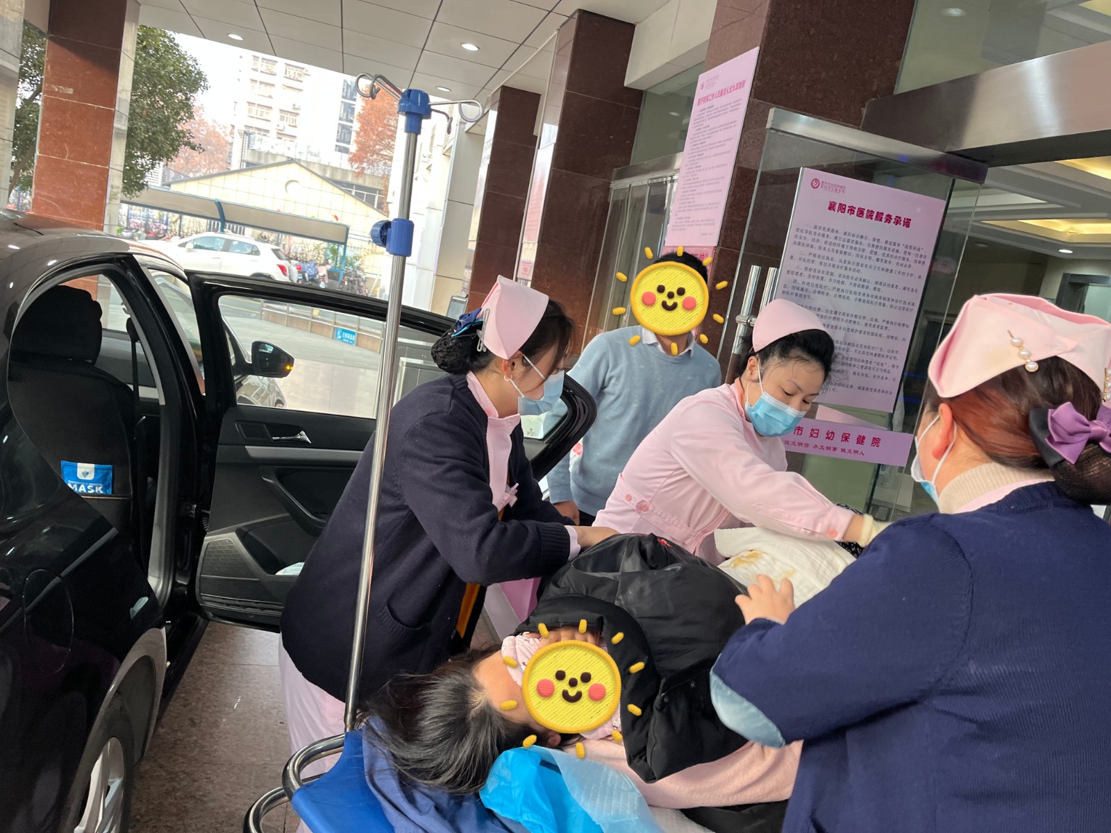 母女平安！二胎孕婦在私家車內(nèi)分娩，醫(yī)護(hù)飛奔救治