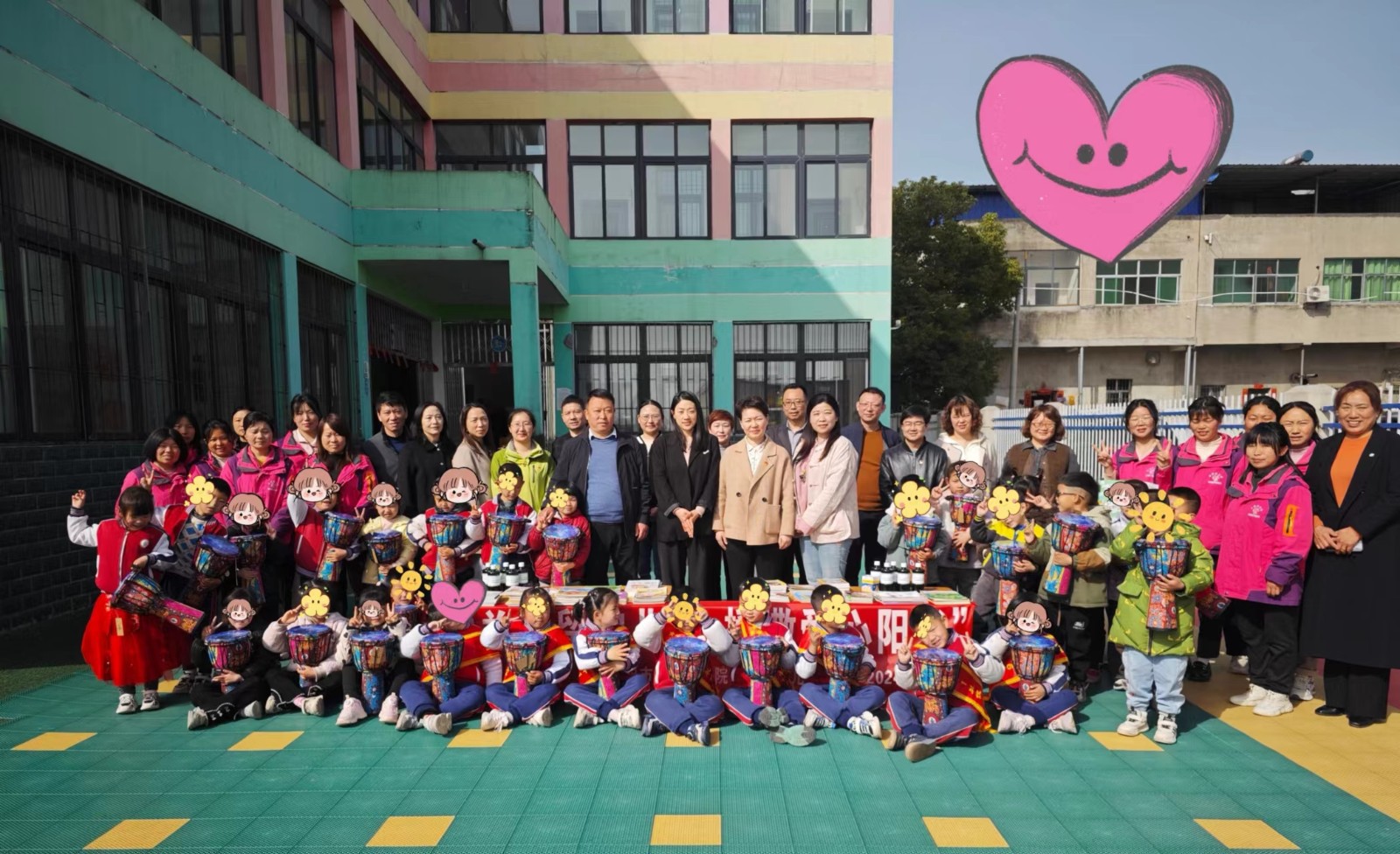 襄陽市婦幼保健院黨員志愿者走進龍王鎮(zhèn)白集幼兒園  ——捐贈非洲鼓  播下音樂夢